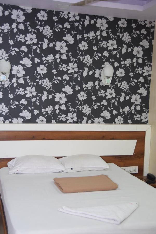 Hotel Riviera Residency Thane Zewnętrze zdjęcie